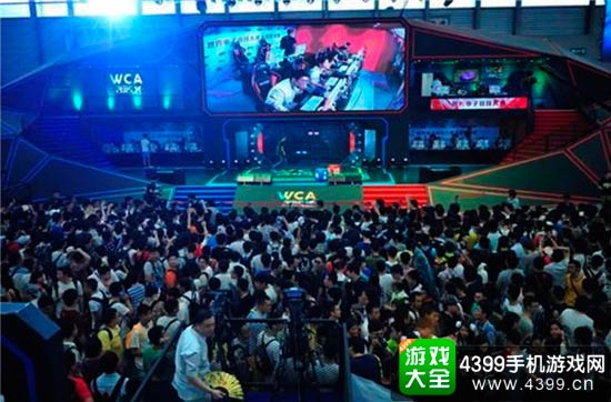 2015年ChinaJoy现场英雄联盟WCA大师赛现场被粉丝围得水泄不通