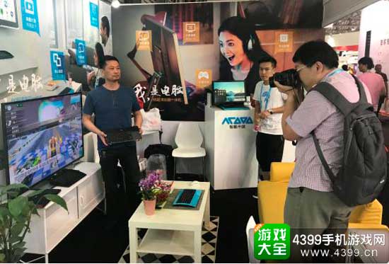 姚震在智酷中国展位接受对话