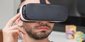 四三九九VR|三星Gear VR广告在戛纳获金奖 鸵鸟也爱玩VR?