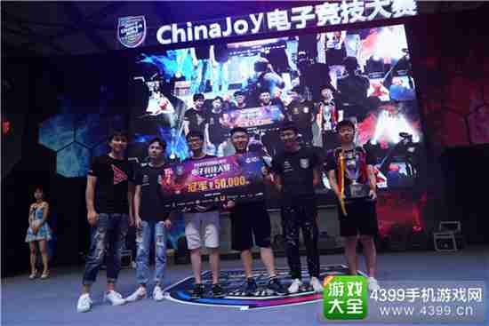 钛度创始人SKY(李晓峰)为刀塔2项目全国冠军上海 666队伍颁奖