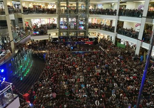 总决赛现场超过15000人挤在中庭观看比赛