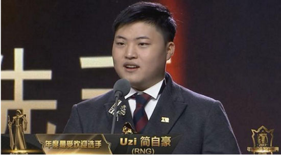 虎牙直播三大人气主播登场 UZI、骚男、MISS荣获LOL年度大奖