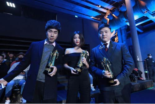 虎牙直播三大人气主播登场 UZI、骚男、MISS荣获LOL年度大奖
