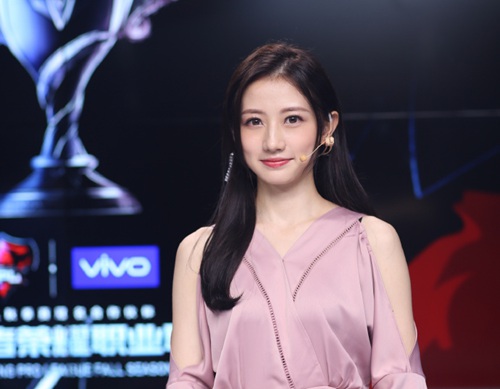 王者荣耀KPL官方解说触手Gini：女生和王者，双面都是我