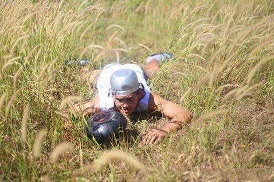 泰国小哥廉价Cosplay《绝地求生》 演绎拿平底锅的正确姿势