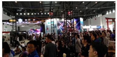解说琪琪引爆成都IGS人气 七煌原初展台水泄不通