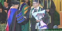 你们的老婆被抱走啦！外国大学生怀抱矢泽妮可领毕业证
