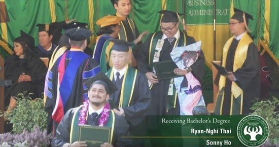 你们的老婆被抱走啦！外国大学生怀抱矢泽妮可领毕业证