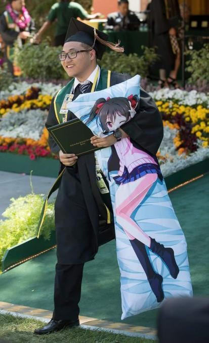 外国大学生怀抱矢泽妮可领毕业证