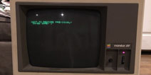 老物件有时候牛逼到你想哭，30年前的Apple IIe电脑居然还能开机