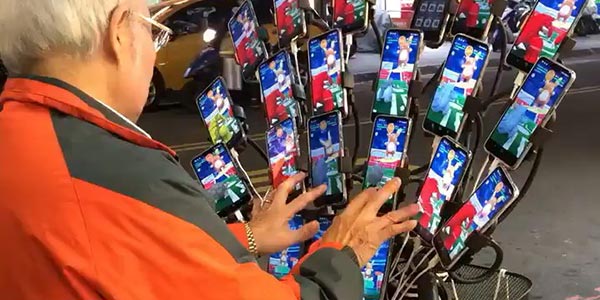 你大爷还是你大爷！70岁老人用21部手机抓宝可梦