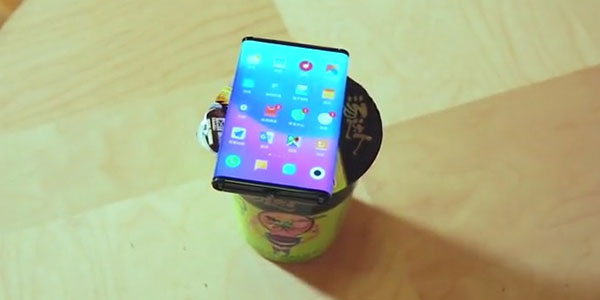继ipad之后，小米双折叠手机也用来盖泡面了