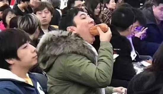 王思聪吃热狗