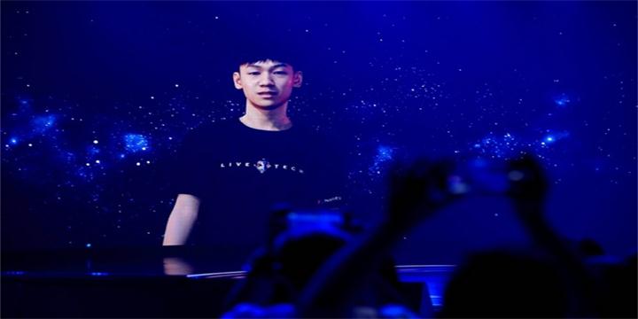虎牙主播晚玉与数字孪生首次邂逅 同屏Battle势均力敌